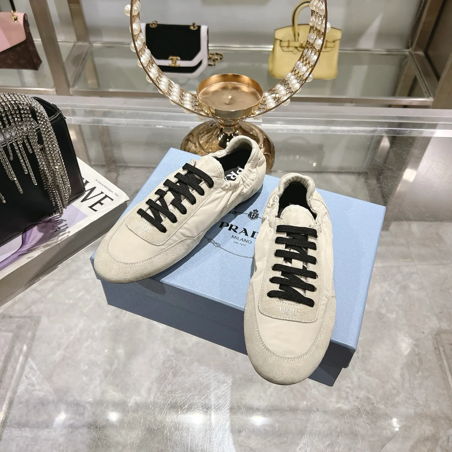 👟👟Ex-factory price 520👟👟Men's size +10 Couple style🎆Prada's new moral training shoes. The upper is suede with texture, and the inner sheepskin is wrapped. It is soft and waxy🎆The insole is thickened with lambskin. It is extremely comfortable to step on, has a sense of support, and feels well wrapped. The shoe shape is full of wrapping, light and easy to wear. A practical casual shoe that makes your legs appear taller! White is clean and refreshing, needed all year round, and can be easily worn with skirts and pants. Upper: imported suede/original molded fabric. Lining: sheepskin. Outsole: rubber outsole! Code number: 35-41 Color: burgundy blue brown green dark green yellow black red gray 9 colors available